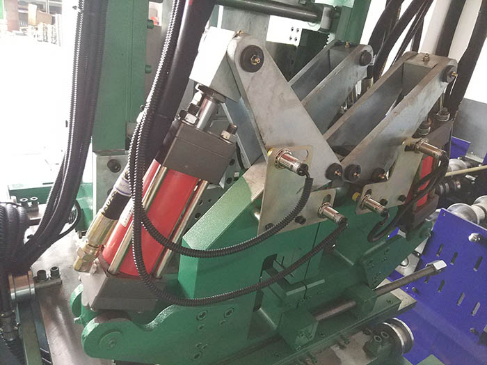全自動C/Z型鋼一體機又叫C/Z互換壓型機,C、Z互換檁條機,是將C型機和Z型機合二為一的壓瓦機設備,為用戶提供的可通過PLC電腦控制在短時間內(nèi)實現(xiàn)C/Z兩種型號各種規(guī)格檁條互換生產(chǎn)的高自動化檁條成型設備。正創(chuàng)品牌全自動C、Z互換檁條機生產(chǎn)過程完全自動控制,換規(guī)格時無須更換成型輥,徹底改變了使用C、Z兩種不同設備分別加工C、Z型兩種不同檁條的歷史,為用戶節(jié)省了大量的投資成本與場地空間。 C/Z互換檁條機產(chǎn)品亮點: 1、生產(chǎn)的C型檁條平直度好,具有良好的抗壓抗彎能力; 2、生產(chǎn)的Z型檁條可反向搭接安裝,連接點安裝強度加大; 3、全自動電控系統(tǒng)設有報錯裝置,確保生產(chǎn)線的安全穩(wěn)定; 4、驅(qū)動采用減速電機加變頻控制,速度控制,定長、定位準確可靠; 5、可以輥壓CZ兩種不同型材,節(jié)約了用戶的購買成本和場地空間; 6、無須更換成型輥便可實現(xiàn)兩種型號型材的轉換,速度快、效率高。 正創(chuàng)C、Z互換檁條機由導向、矯平裝置、2臺液壓沖孔裝置、液壓切斷裝置、電控系統(tǒng)、液壓系統(tǒng)等組成。該設備通過三個減速機,經(jīng)鏈輪齒輪固定轉動固定軸,實現(xiàn)不同型號檁條的互換,可通過手工旋轉固定旋轉板來實現(xiàn)C/Z互換,檁條輸入的長度、縱向孔距、數(shù)量等參數(shù),設備即可進行自動沖孔、切斷、成型。全自動C/Z型檁條機具有運行穩(wěn)定可靠,沖壓孔精密度高,產(chǎn)量高,為廣大用戶帶來使用的便捷。 選型建議: 正創(chuàng)全自動C/Z型鋼一體機整機外形美觀、生產(chǎn)效率高,生產(chǎn)速度達到20m/min,其他常規(guī)參數(shù)有:成型輥道數(shù)為12道、機組*大切斷寬度300mm、*大剪切厚度3mm,如有特殊需求,建議您隨時撥打正創(chuàng)服務熱線:138-6180-1880,公司專業(yè)技術人員將會根據(jù)您的要求提供給您*為滿意的答復。 全自動C Z型鋼參數(shù):